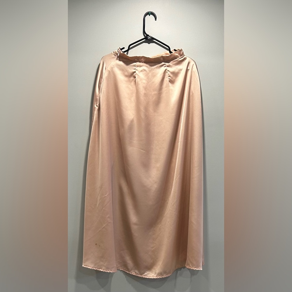 Beautiful summer skirt in light pink colour. Mint condition.